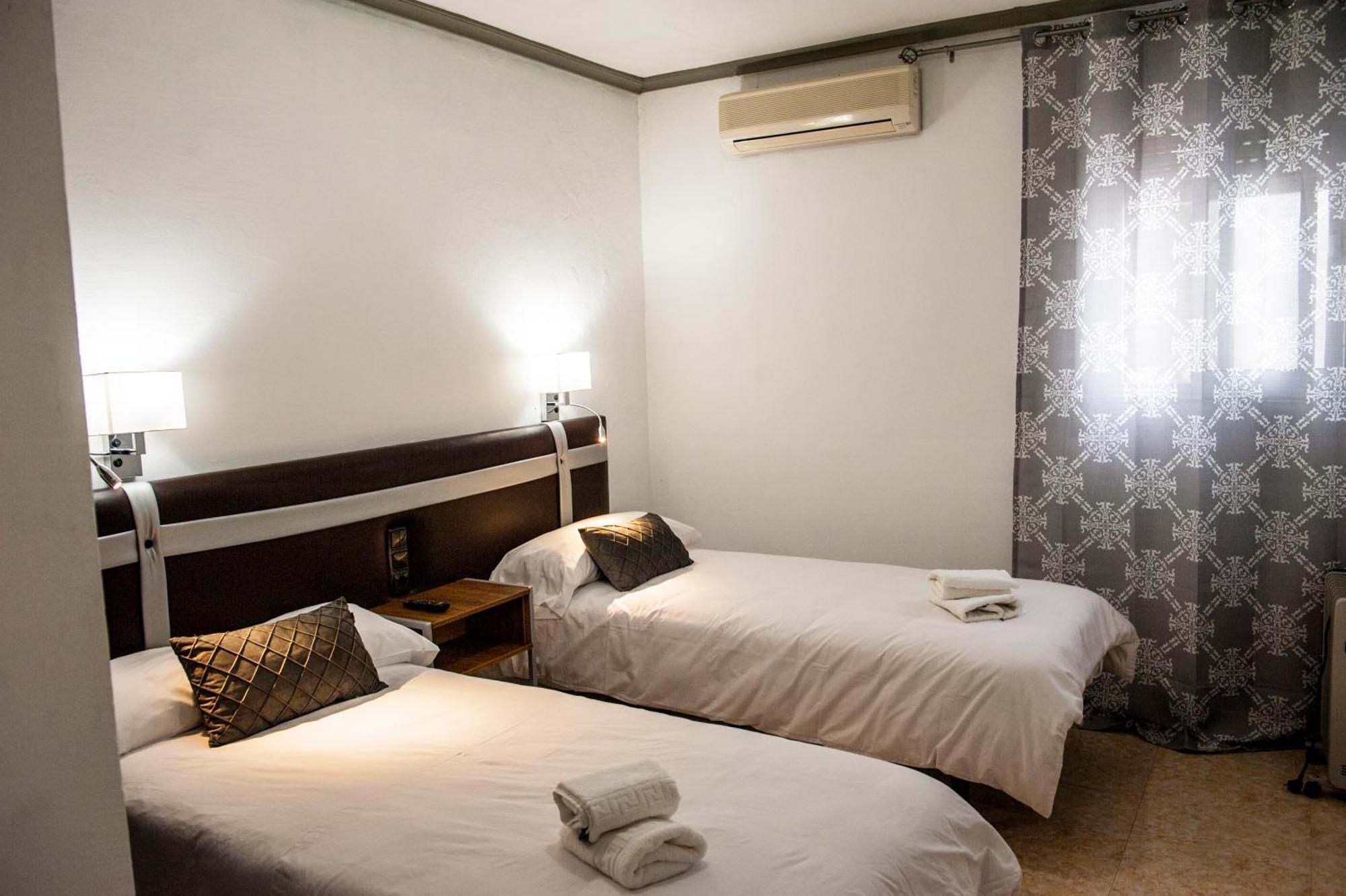 Hostal Las Palomas Lucena Bagian luar foto