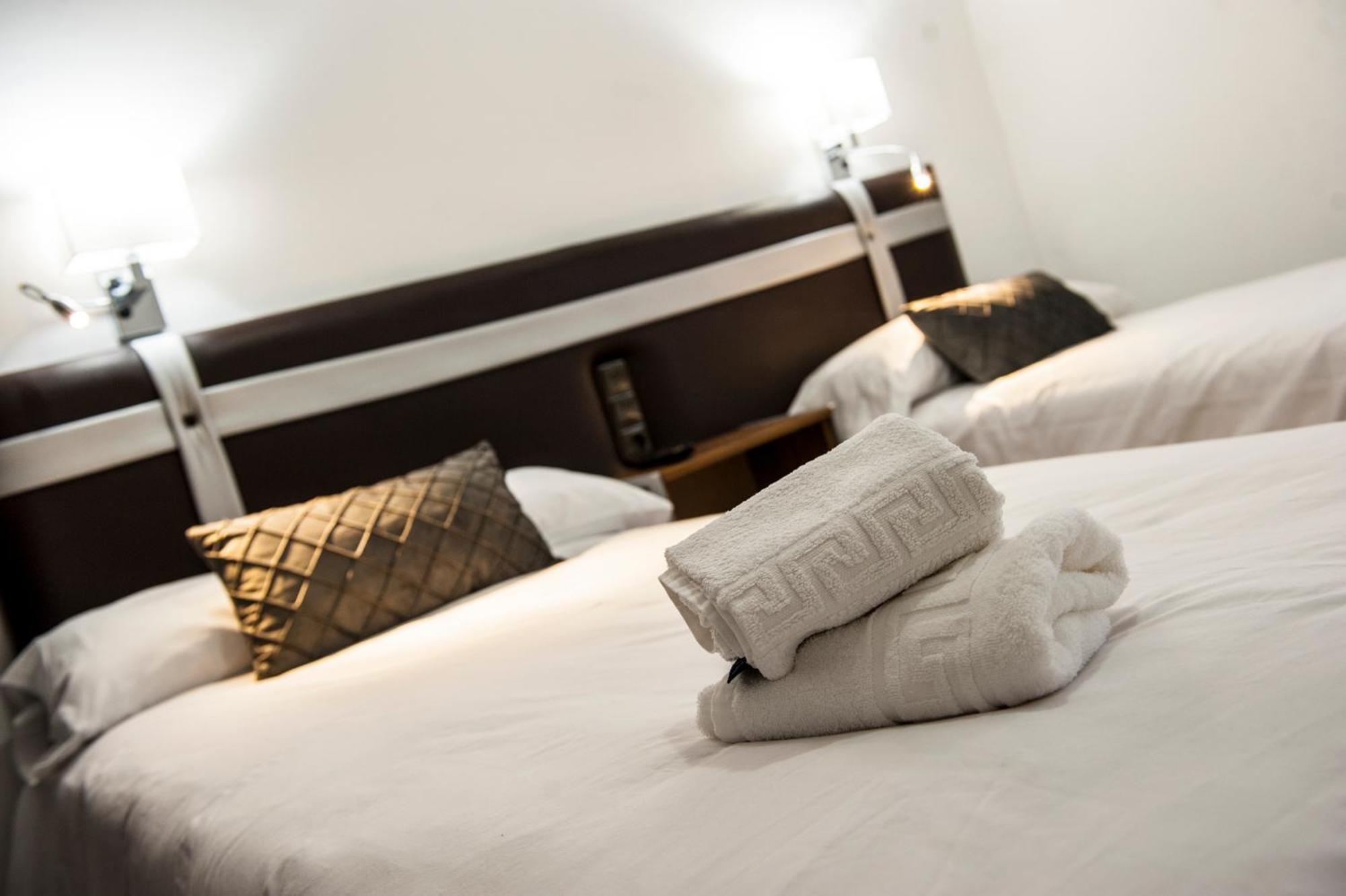 Hostal Las Palomas Lucena Bagian luar foto